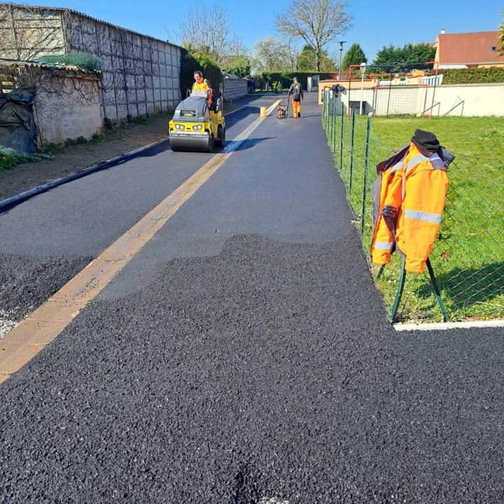 Création et rénovation de routes, chemins et réseaux de circulation.